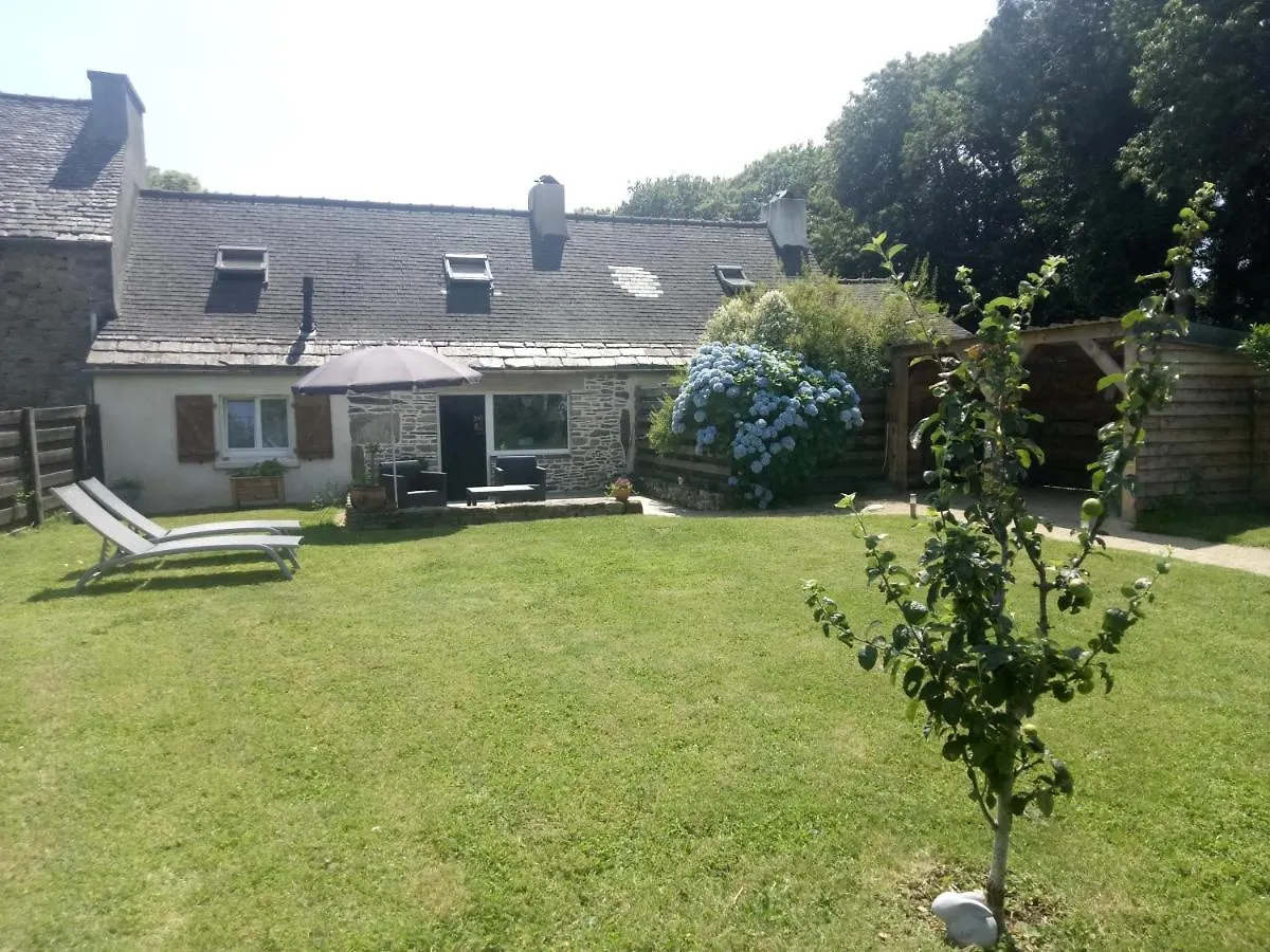Petite Maison Dans Les Monts D'Arree Ty Coz Commana Nyaraló